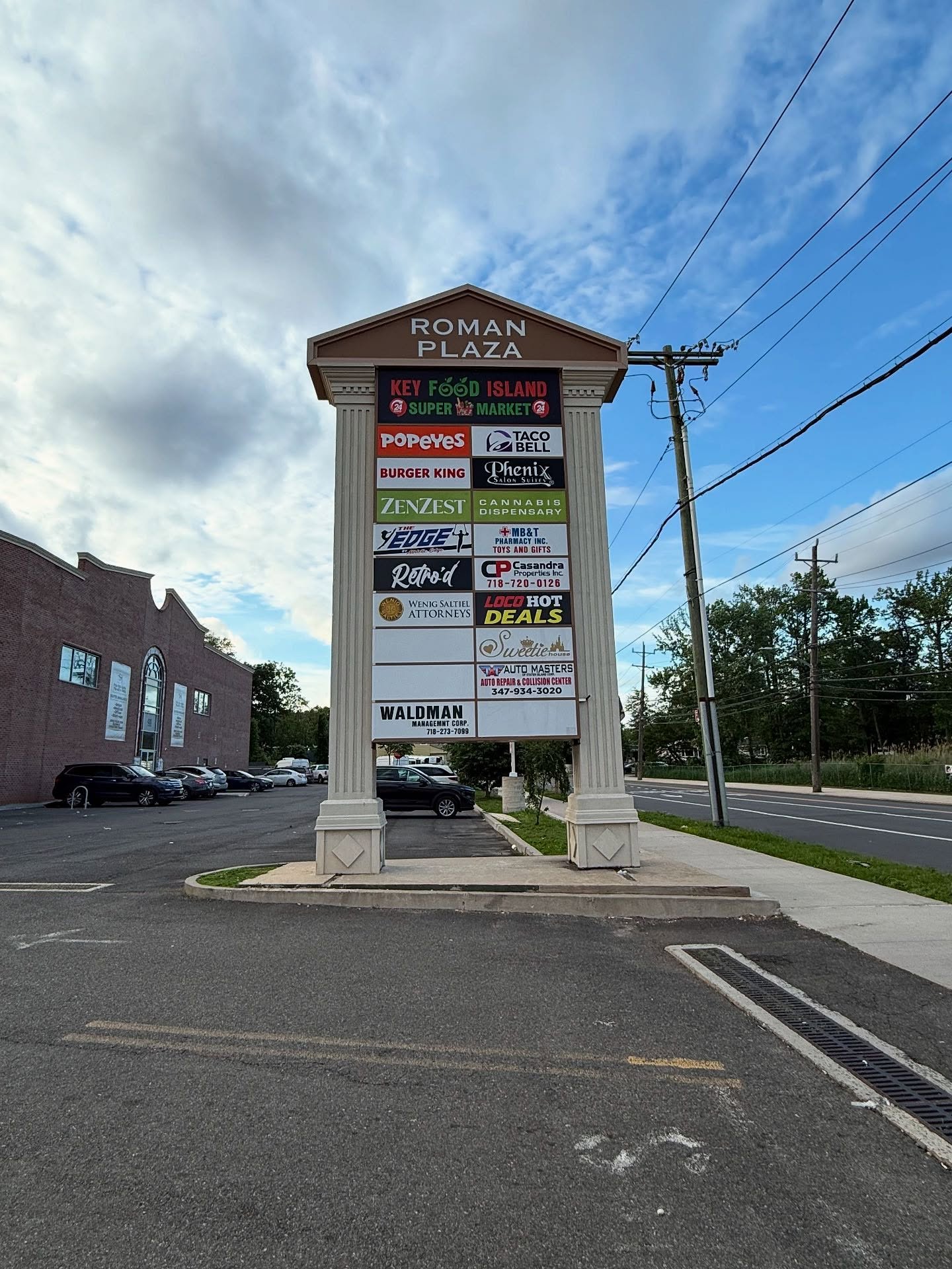 Multi-tenant pylon sign at a shopping plaza